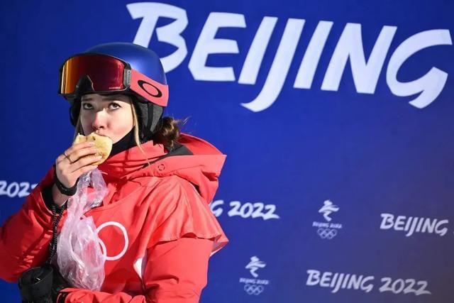 女大学生出差2020